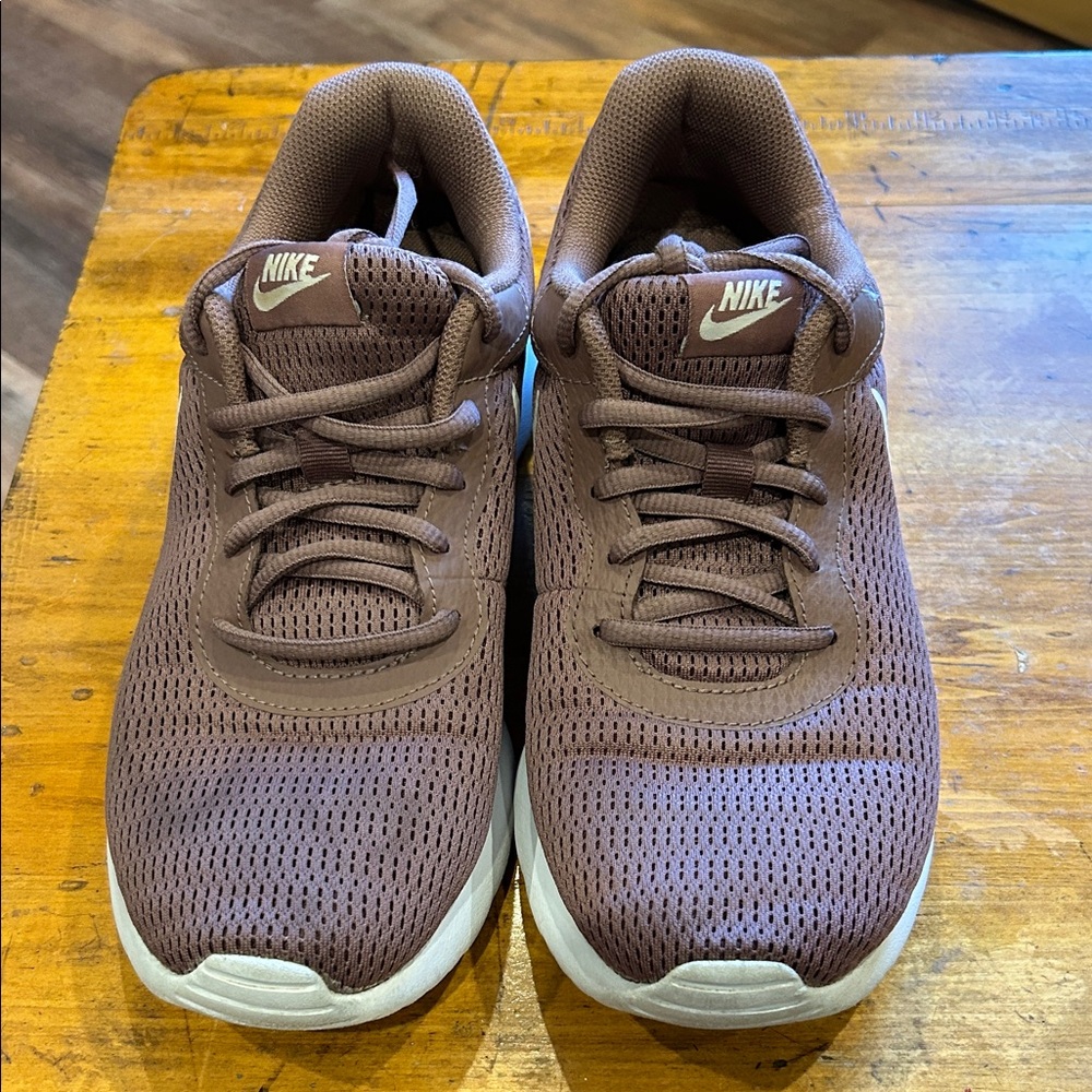 Nike Tanjun women’s running shoes Mauve size 9 lightweight sneakers